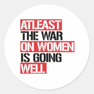 Sticker Rond Au moins, la guerre contre les femmes se porte bie