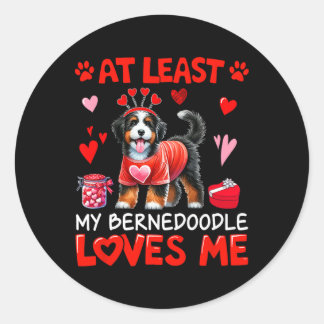 Sticker Rond Au moins mon Bernedoodle m'aimant la Saint-Valenti