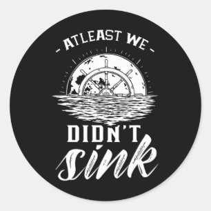 Sticker Rond Au moins, nous n'avons pas coulé le bateau du capi