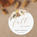 Sticker Rond Automne Citrouilles blancs chute dans Mariage d'am<br><div class="desc">Des autocollants de douche à thème d'automne et des autocollants de douche nuptiale conçus sur mesure,  avec calligraphie "fall in love" au design rustique citrouille blanc aquarelle.</div>