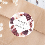 Sticker Rond Automne Romance Aquarelle Mariage Floral<br><div class="desc">Cet autocollant mariage présente une couronne de fleurs d'aquarelle de dahlias, de roses de jardin et de pivoines en rouge bordeaux, marron, rose rousse sur les feuilles d'automne avec un cadre en forme de losange. Pour une personnalisation plus avancée de cette conception, cliquez sur le BOUTON OUTIL DESIGN BLEU. Des...</div>