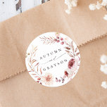 Sticker Rond Automne Romance Floral Mariage de couronne<br><div class="desc">Cet autocollant mariage présente une couronne de fleurs d'aquarelle de dahlias,  roses de jardin,  pivoine et pavot en rouge bordeaux,  marron,  rose roux sur les feuilles d'automne. Pour une personnalisation plus avancée de cette conception,  cliquez sur le BOUTON OUTIL DESIGN BLEU. Des articles correspondants sont également disponibles.</div>