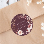 Sticker Rond Automne Romance Floral Wreath Mariage Bourgogne<br><div class="desc">Cet autocollant mariage présente une couronne de fleurs d'aquarelle de dahlias,  roses de jardin,  pivoine et pavot en rouge bordeaux,  marron,  rose roux sur les feuilles d'automne. Pour une personnalisation plus avancée de cette conception,  cliquez sur le BOUTON OUTIL DESIGN BLEU. Des articles correspondants sont également disponibles.</div>