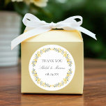 Sticker Rond Avalon Fleur sauvage Jaune Cercle Mariage Faveur<br><div class="desc">Ces stickers de faveur de mariage élégants et magnifiques présentent un cadre floral peint à l'aquarelle dans le beurre jaune, le jaune doré et le vert sauge. Facile à personnaliser pour votre journée spéciale ! Remarque : la taille par défaut de cette conception est de 3 pouces pour une raison....</div>