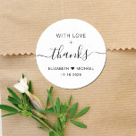 Sticker Rond Avec l'amour Mariage Merci<br><div class="desc">Chic autocollant de remerciement pour vos faveurs de mariage et cartes de remerciement avec "With Love   Thanks" en typographie moderne simple et un script élégant avec des swashes,  vos prénoms unis par un coeur et votre date mariage.</div>