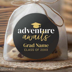 Sticker Rond Aventure Await - Grand Nom et Casquette - Black Go