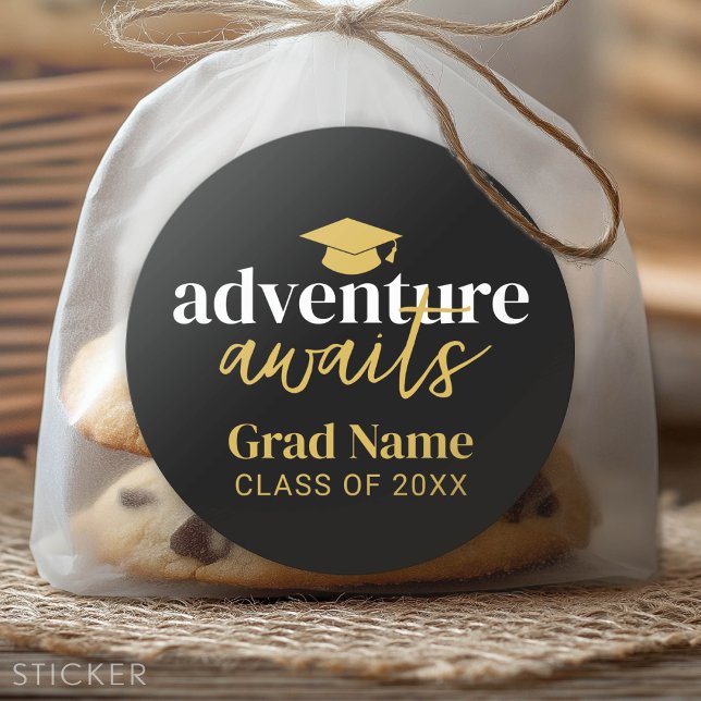 Sticker Rond Aventure Await - Grand Nom et Casquette - Black Go (Custom Graduation Sticker - Favor Stickers or Envelope Label)