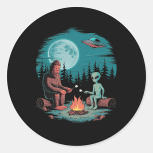 Sticker Rond Aventure drôle d'Alien et de Bigfoot au feu de cam