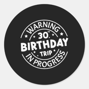 Sticker Rond Avertissement 30e anniversaire Voyage en cours Drô