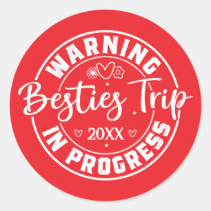 Sticker Rond Avertissement Besties Voyage en cours Blanc sur ro