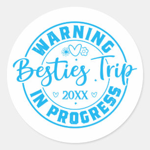 Sticker Rond Avertissement Besties Voyage en cours Bleu sur bla