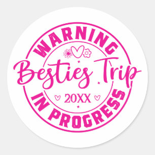 Sticker Rond Avertissement Besties Voyage en cours Magenta sur