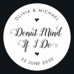 Sticker Rond Avis Rustique Donut Si Je Fais Script Mariage Fave<br><div class="desc">Un Sticker Mariage classique en Merci noir avec "Donut Mind If I Do" dans une calligraphie de police moderne et rustique. Vous pouvez facilement le personnaliser avec vos noms et date mariage.</div>