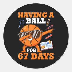 Sticker Rond Avoir une balle pendant 67 jours Joueur de basketb