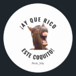 Sticker Rond ¡Ay Que Rico Este Coquito !<br><div class="desc">¡Ay Que Rico Este Coquito ! Un burro. Vient avec un petit âne. Le message dit "comme c'est délicieux !"</div>
