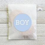 Sticker Rond Baby Boy Blue Genre Reveal Party<br><div class="desc">Les autocollants pour les clients à porter à un bébé sexe révèlent la fête. Bleu bébé clair avec des couleurs blanches.</div>