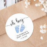 Sticker Rond Baby Boy Douche Pieds Bleus<br><div class="desc">Mignons autocollants pour votre bébé garçon douche faveurs et la correspondance avec "oh garçon" dans un joli script avec des swashes et une aquarelle bleu pastel de pieds bébé. Sous vous pouvez facilement personnaliser avec votre nom et votre date de douche.</div>