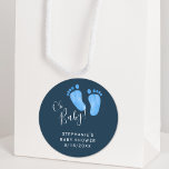 Sticker Rond Baby shower bleu marine Oh Baby Boy moderne<br><div class="desc">Ces autocollants de baby shower sont décorés avec une typographie moderne et les pieds de bébé d'aquarelle peinte à la main en bleu pastel sur un arrière - plan bleu marine foncé. Facile à personnaliser. Parce que nous créons notre oeuvre, vous ne trouverez pas cette image exacte d'autres designers. Aquarelle...</div>