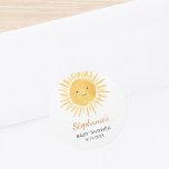 Sticker Rond Baby shower Boho Soleil Neutre Pour Les Sexes<br><div class="desc">Ce mignon autocollant de baby shower neutre pour le genre présente un soleil jaune souriant et une typographie élégante. Facile à personnaliser. Parce que nous créons notre oeuvre,  vous ne trouverez pas cette image exacte d'autres designers. Aquarelle originale © Michele Davies.</div>