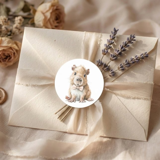 Sticker Rond Baby Shower Capybara  (soft neutral sticker with baby capybara bow tie on beige envelope with lavender accents)