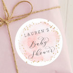 Sticker Rond Baby shower circulaire d'aquarelle rose pâle<br><div class="desc">Cet autocollant baby shower présente un cercle d'aquarelle peint en rose vif avec des accents de points d'or faux. Pour une personnalisation plus avancée de cette conception,  cliquez sur le bouton "Personnaliser" pour changer les polices,  les tailles et les couleurs. Des articles correspondants sont également disponibles.</div>