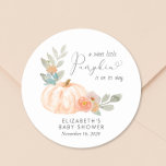 Sticker Rond Baby shower d'aquarelle Citrouille orange<br><div class="desc">Un autocollant mignon et joli et neutre pour vos invitations à la douche pour bébé, les faveurs et les cartes de remerciement avec "Un petit Citrouille sucré est en route" écrit dans un mélange de typographie gris moderne et script élégant avec un swash de coeur, et un bouquet d'aquarelle d'un...</div>