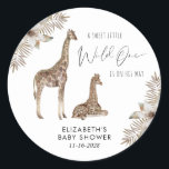 Sticker Rond Baby shower d'aquarelle Giraffes Boho<br><div class="desc">Un autocollant simple et neutre pour vos invitations à la douche pour bébé, faveurs et cartes de remerciement avec des aquarelles boho d'une mère et girafe bébé, des fleurs de crème tropicale et de terre cuite et des feuilles de fougères. "A Sweet Little Wild One" est écrit dans un mélange...</div>