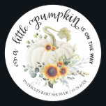 Sticker Rond Baby shower d'automne de Little Citrouille<br><div class="desc">Joli autocollant de baby shower citrouille sur le thème des chutes de couronnes vertes. Facile à personnaliser avec vos détails. Veuillez me contacter par conversation si vous avez des questions sur l'oeuvre ou avez besoin de personnalisation. VEUILLEZ NOTER : Pour obtenir de l'aide sur les commandes, l'expédition, l'information sur les...</div>
