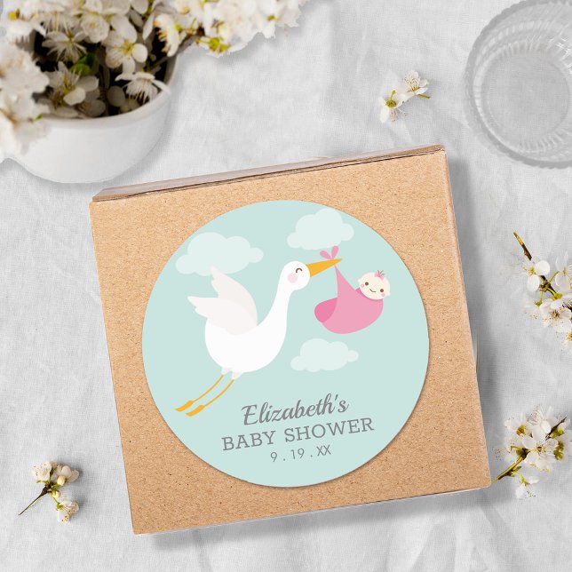 Sticker Rond Baby shower de fille de magasin rose (Pink bundle stork girl baby shower round favor stickers)