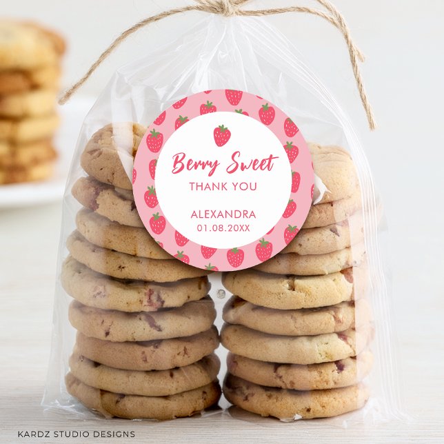 Sticker Rond Baby shower de fraise rose Favoriser (Round stickers are available in 1.5 and 3 inches. Choose your size before checkout.)