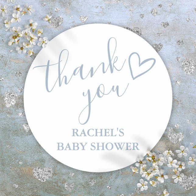 Sticker Rond Baby shower de garçon bleu Dusty Script Merci de c (Dusty Blue Boy Baby Shower Script Heart Thank You Classic Round Sticker)