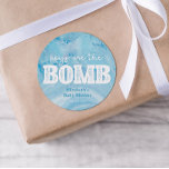 Sticker Rond Baby shower de la bombe<br><div class="desc">Les garçons sont la bombe ! Utilisez ces adorables étiquettes de faveur pour envoyer à vos invités de baby shower à la maison avec un cadeau pour eux-mêmes - une bombe de bain! Objets correspondants inclus dans ma boutique Zazzle.</div>