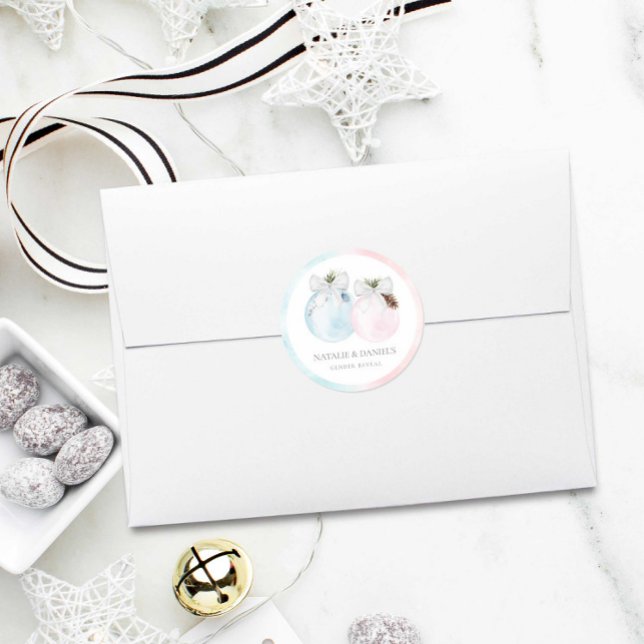 Sticker Rond Baby shower de la révélation de genre hivernal (Christmas Gender Reveal Round Sticker)