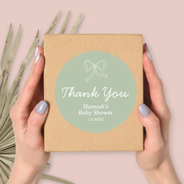 Sticker Rond Baby shower de ruban vert Sage personnalisé Favori (Personalized Sage Green Ribbon Baby Shower Favor Classic Round Sticker)