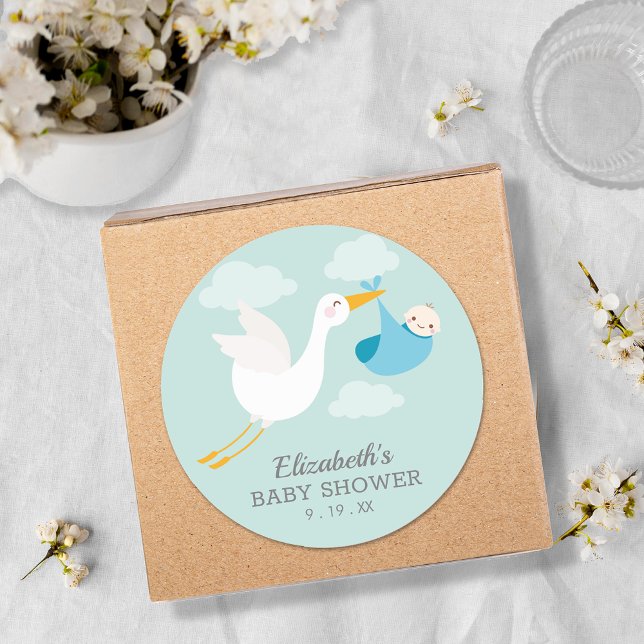 Sticker Rond Baby shower Garçon à Stork Blue Bundle (Blue bundle stork boy baby shower round favor stickers)