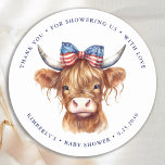 Sticker Rond Baby shower patriotique de Saint-Vache Highland<br><div class="desc">Invitations amis et famille pour célébrer l'arrivée de votre nouveau bébé avec nos adorables invitations sur le thème de la vache avec un mignon veau des hautes terres portant une cravate patriotique américaine d'arc de drapeau. Le design est parfait pour un 4 juillet ou un baby shower d'été, et est...</div>