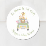 Sticker Rond Baby shower Safari<br><div class="desc">Des autocollants mignons pour votre baby shower safari avec une illustration de bébés animaux (lion,  zèbre,  éléphant,  girafe et singe) empilés dans un véhicule safari et "It's About To Get Wild !" et le nom de la mère à être dans un script vert jungle.</div>