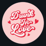 Sticker Rond Bachelorette en amour<br><div class="desc">L'ajout parfait à votre thème de soirée bachelorette rose. Embrassez les thèmes uniques de la soirée bachelorette avec cet autocollant chic, conçu pour la célébration ultime "Drunk in Love". Idéal pour ajouter une touche de flair à votre fête de bachelorette rose, cet autocollant est parfait pour bachelorette inspo, que vous...</div>