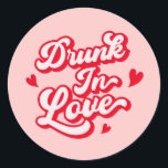 Sticker Rond Bachelorette en amour<br><div class="desc">L'ajout parfait à votre thème de soirée bachelorette rose. Embrassez les thèmes uniques de la soirée bachelorette avec cet autocollant chic, conçu pour la célébration ultime "Drunk in Love". Idéal pour ajouter une touche de flair à votre fête de bachelorette rose, cet autocollant est parfait pour bachelorette inspo, que vous...</div>