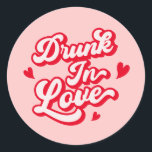 Sticker Rond Bachelorette en amour<br><div class="desc">L'ajout parfait à votre thème de soirée bachelorette rose. Embrassez les thèmes uniques de la soirée bachelorette avec cet autocollant chic, conçu pour la célébration ultime "Drunk in Love". Idéal pour ajouter une touche de flair à votre fête de bachelorette rose, cet autocollant est parfait pour bachelorette inspo, que vous...</div>
