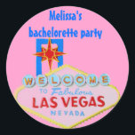 Sticker Rond Bachelorette rose Las Vegas<br><div class="desc">Les autocollants de la soirée de bachelorette de Las Vegas sont amusants à sceller votre enveloppe d'invitation ou à attacher à des tasses, des bouteilles de boissons et des sacs cadeaux. Ces autocollants en bachelorette de signe de bienvenue rose aident à commencer l'ambiance de fête dès que votre invitation arrive....</div>