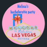 Sticker Rond Bachelorette rose Las Vegas<br><div class="desc">Les autocollants de la soirée de bachelorette de Las Vegas sont amusants à sceller votre enveloppe d'invitation ou à attacher à des tasses, des bouteilles de boissons et des sacs cadeaux. Ces autocollants en bachelorette de signe de bienvenue rose aident à commencer l'ambiance de fête dès que votre invitation arrive....</div>