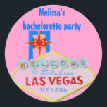Sticker Rond Bachelorette rose Las Vegas<br><div class="desc">Les autocollants de la soirée de bachelorette de Las Vegas sont amusants à sceller votre enveloppe d'invitation ou à attacher à des tasses, des bouteilles de boissons et des sacs cadeaux. Ces autocollants en bachelorette de signe de bienvenue rose aident à commencer l'ambiance de fête dès que votre invitation arrive....</div>