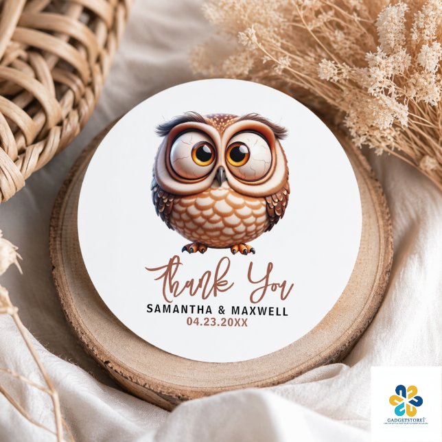Sticker Rond Bain de bébé Caricature Chouette Mignon Garçon (Cute Caricature Owl Baby Boy Shower Classic Round Sticker)