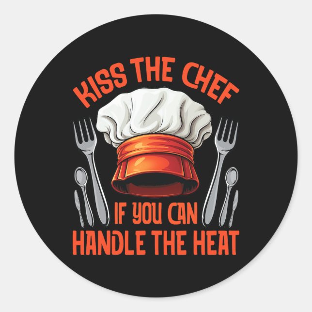 Sticker Rond Baiser de chef passionné de cuisine grillant fuman (Devant)