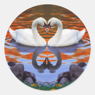 Sticker Rond Baiser les cygnes dans l'amour, la forme du coeur