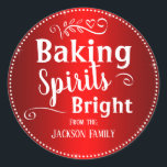 Sticker Rond Baking Christmas Cadeau personnalisé Nom de famill<br><div class="desc">Des autocollants amusants à ajouter aux cadeaux de Noël faits main! Elégant nom de famille personnalisé fait main,  artisanal,  fait maison,  et des étiquettes cadeaux faits sur mesure. Un complément amusant aux cadeaux de biscuits de vacances.des esprits de cuisson lumineux</div>