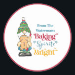 Sticker Rond Baking Spirits Bright Cookie Red Christmas<br><div class="desc">Partagez certains de vos biscuits de vacances préférés et traitez avec votre famille et vos amis. Inclure cette Baking Spirits Bright style typographie sur votre emballage de qualité. Dispose d'un joli gnome de Noël ou de fête tenant une personne pain gingembre et une épingle à rouler à la cuisson. Monogrammé...</div>