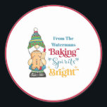 Sticker Rond Baking Spirits Bright Cookie Red Christmas<br><div class="desc">Partagez certains de vos biscuits de vacances préférés et traitez avec votre famille et vos amis. Inclure cette Baking Spirits Bright style typographie sur votre emballage de qualité. Dispose d'un joli gnome de Noël ou de fête tenant une personne pain gingembre et une épingle à rouler à la cuisson. Monogrammé...</div>