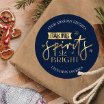 Sticker Rond Baking Spirits Bright Navy & Gold Christmas Cookie<br><div class="desc">autocollant de pâtisserie de Noël qui dit 'Baking Spirits Bright', avec polices modernes, faux design festif en or avec arrière - plan bleu marine ainsi que l'espace pour votre nom et message personnalisé. Idéal pour les fêtes étiquettes pour un échange de biscuits ou pour vos cadeaux de Noël faits maison....</div>